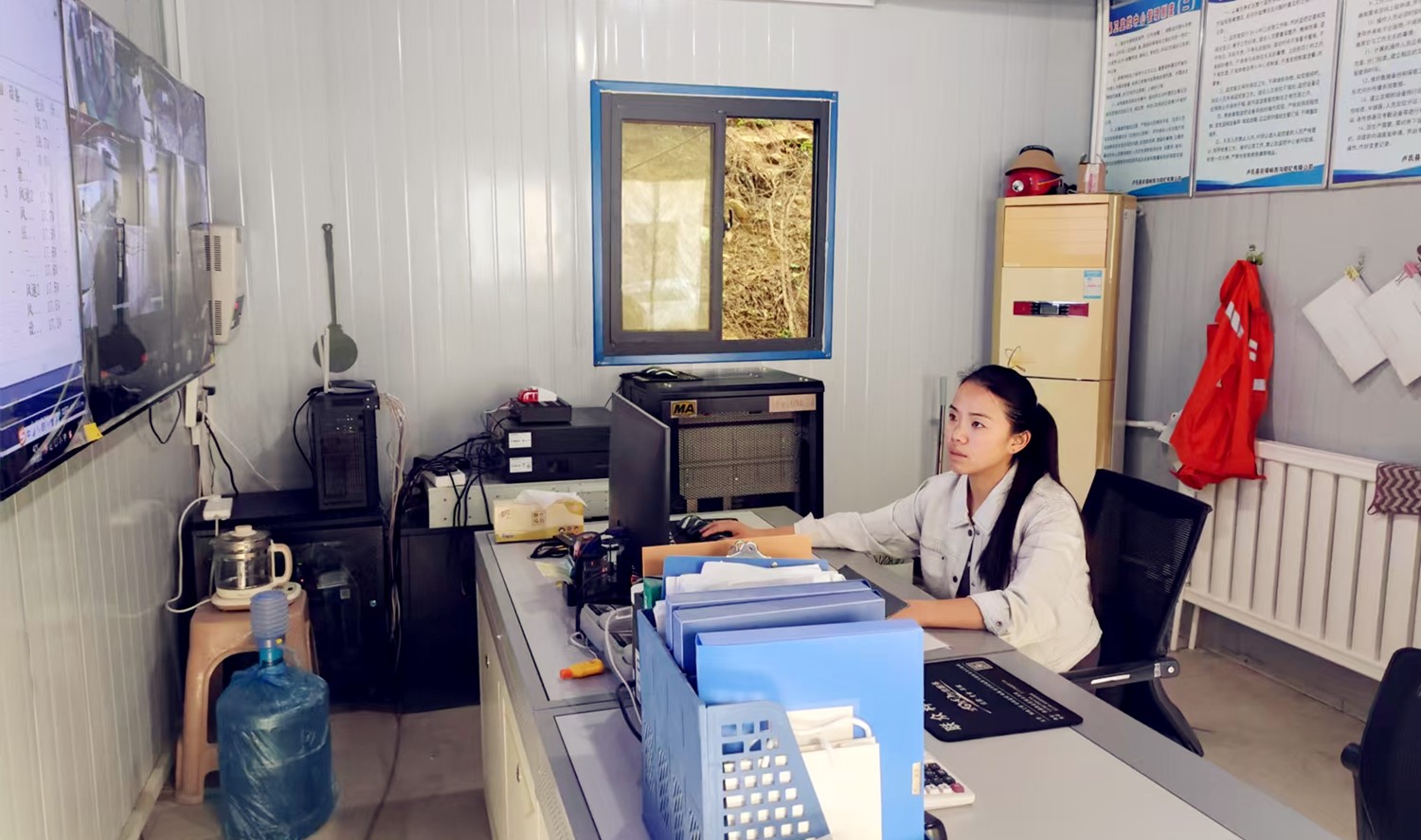 堅守安全防線，綻放巾幗風采｜記西溝鐵礦安全監(jiān)控員黃春玲